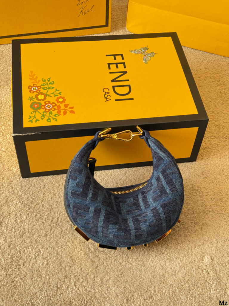 Fendi p140 18 Clutch 1.9 x 1.1 x 0.2 cm editorial product context 2