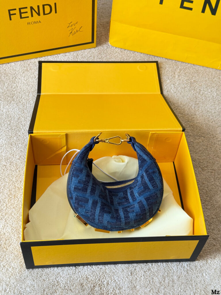 Fendi p140 18 Clutch 1.9 x 1.1 x 0.2 cm editorial product context 1