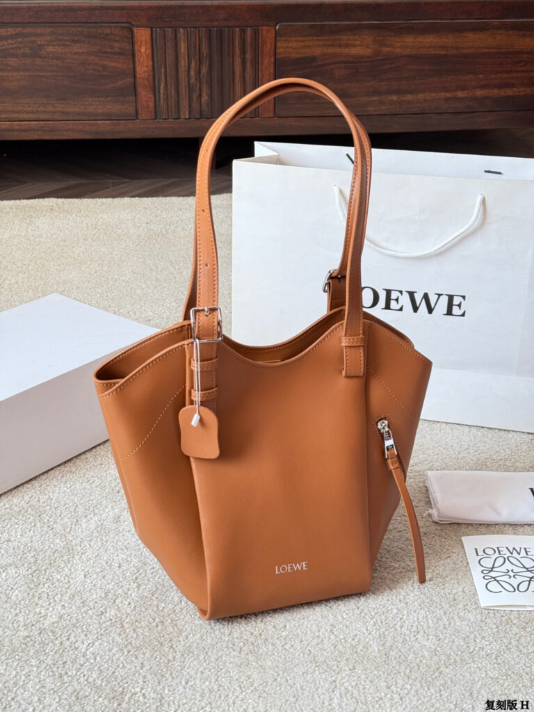 Loewe p285 Hammock Flip OK iPad PRO Clutch 1.9 x editorial product context 3