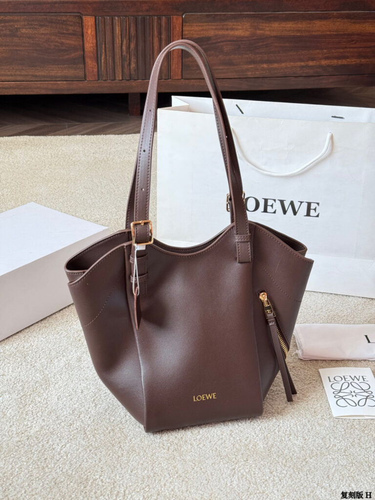 Loewe Hammock Flip I Pad Pro Black Calfskin Leather Crossbody Bag 18 cm editorial product context 1