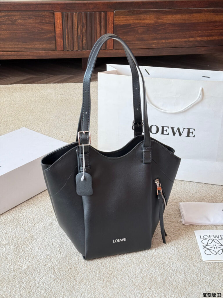 Loewe p285 Hammock Flip OK iPad PRO Clutch 1.9 x editorial product context 2