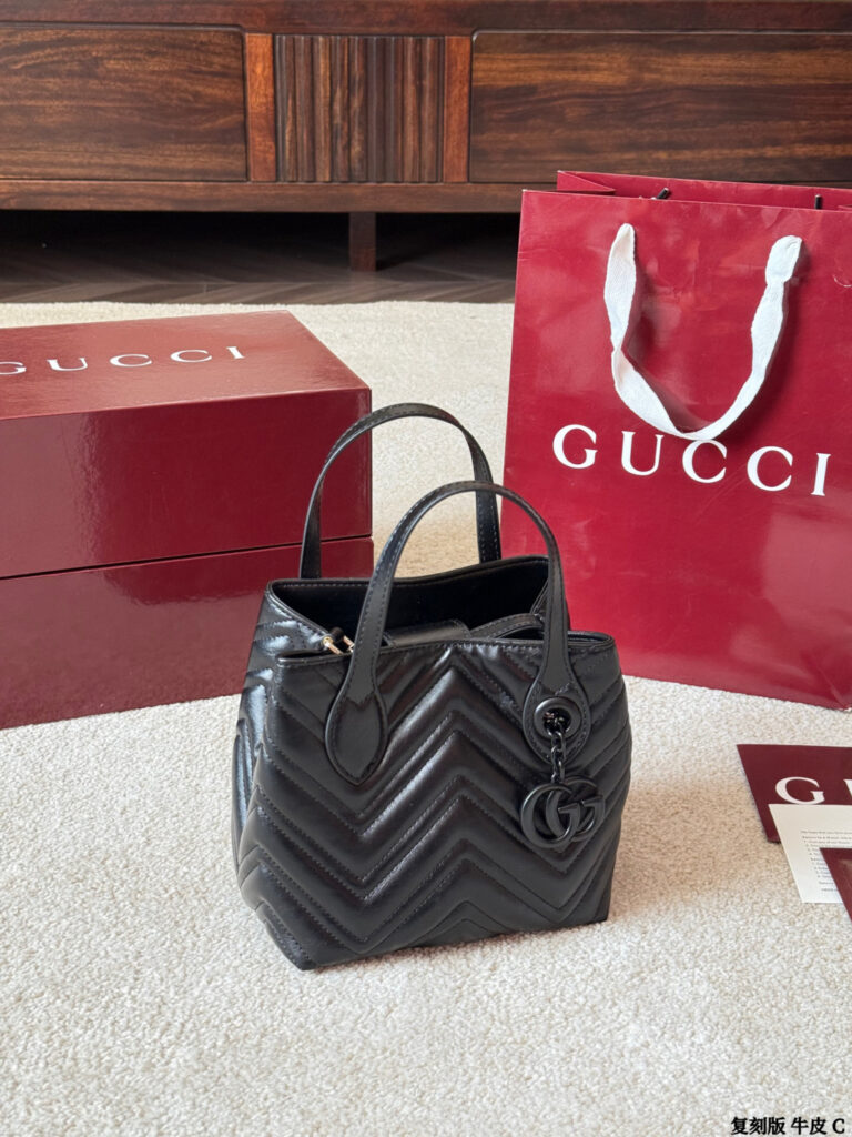 Gucci p160 p150 GG Marmont OK 30 Clutch 1.9 x editorial product context 3