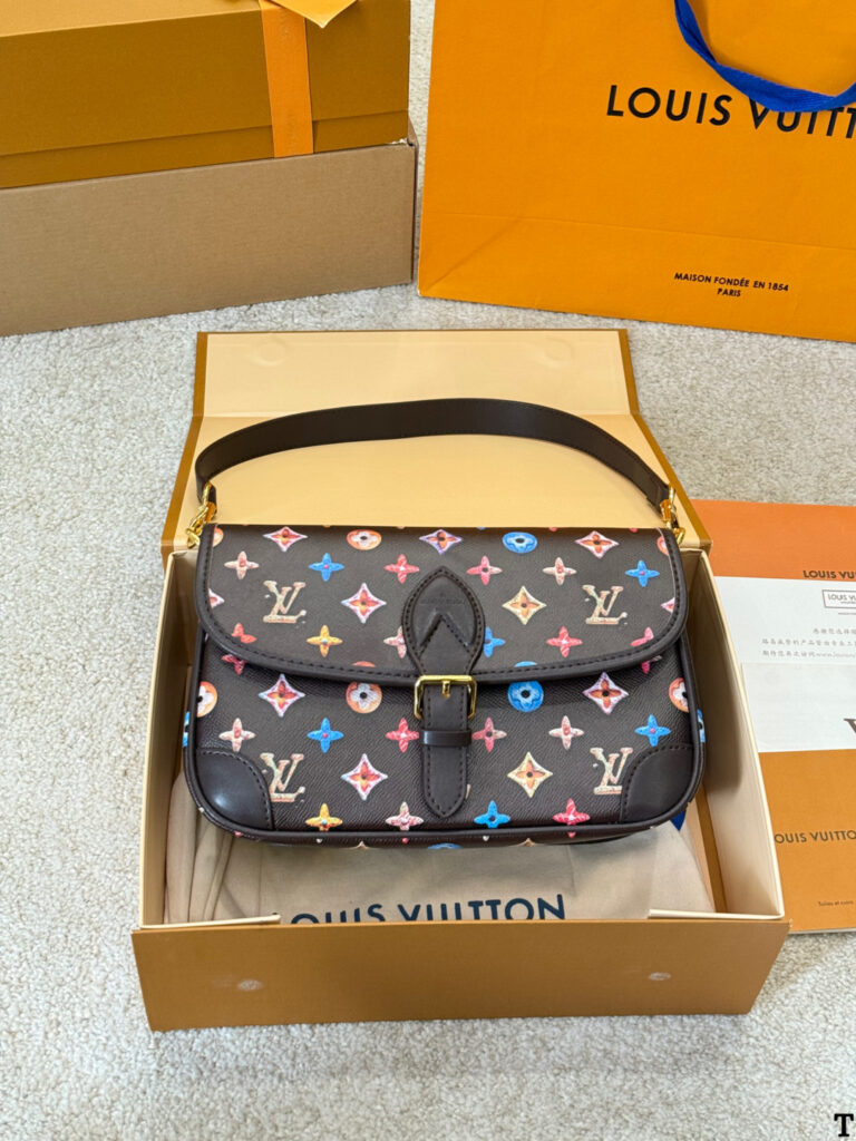 Louis Vuitton p130 Diane Sologne 15 Clutch 1.9 x 1.1 editorial product context 2