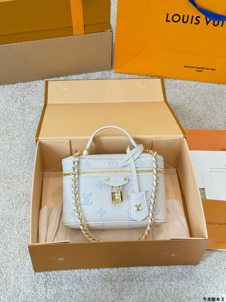Louis Vuitton p160 2024 Vanity Chain Pouch Monogram Reverse 19 Handbag editorial product context 2