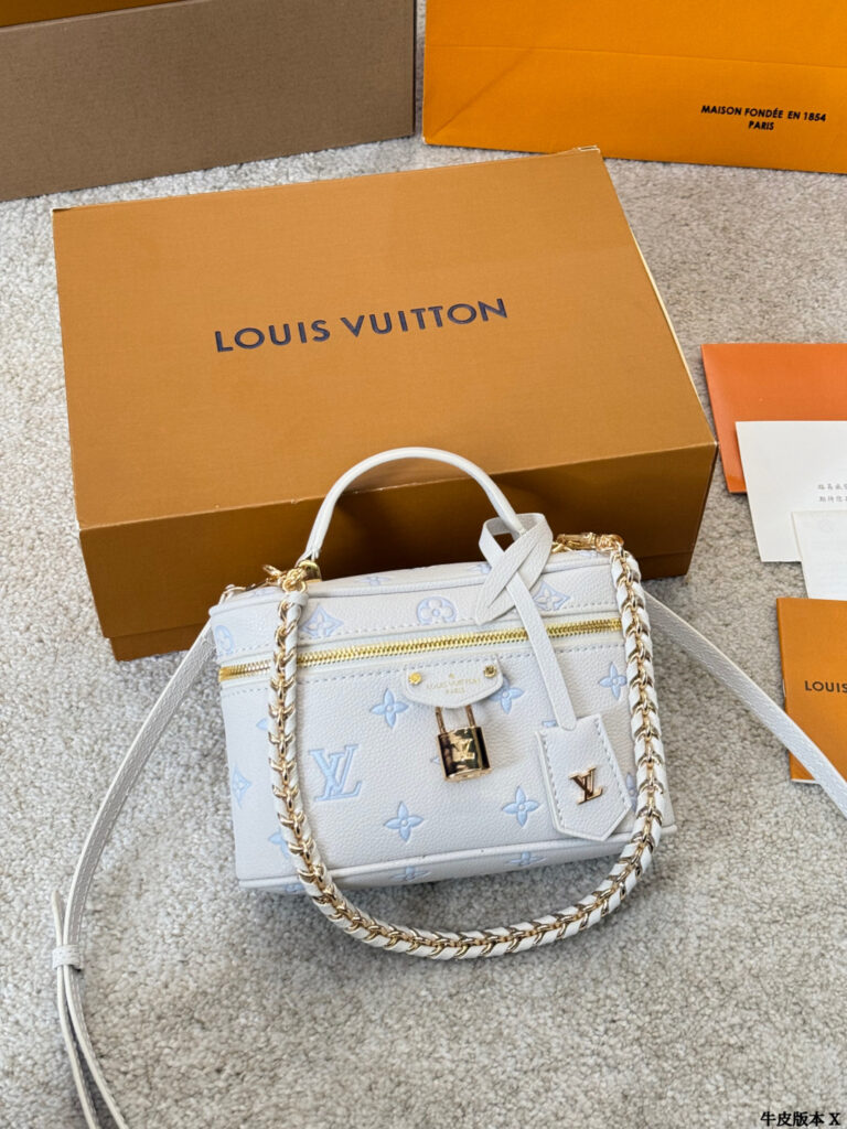 Louis Vuitton p160 2024 Vanity Chain Pouch Monogram Clutch 1.9 editorial product context 3