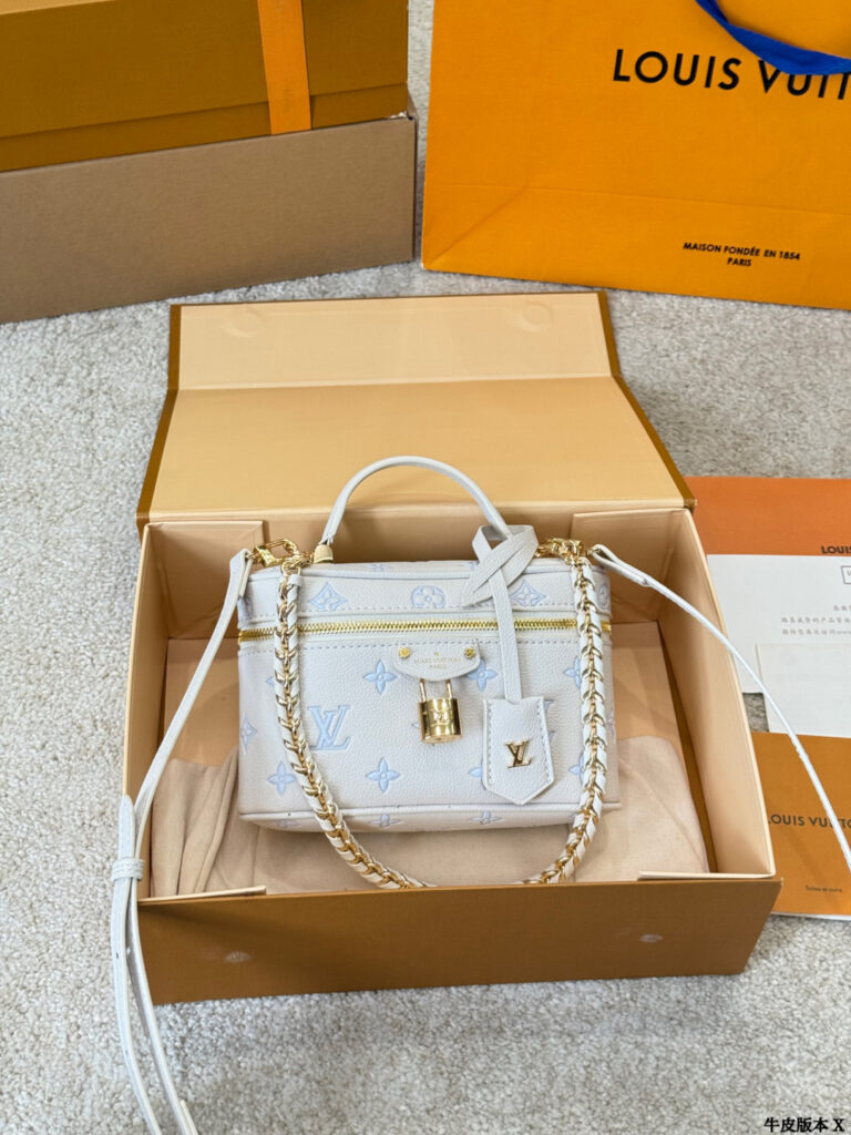 Louis Vuitton Chain Pouch Monogram Reverse 19 Leather Vanity Bag 12 cm editorial product context 1