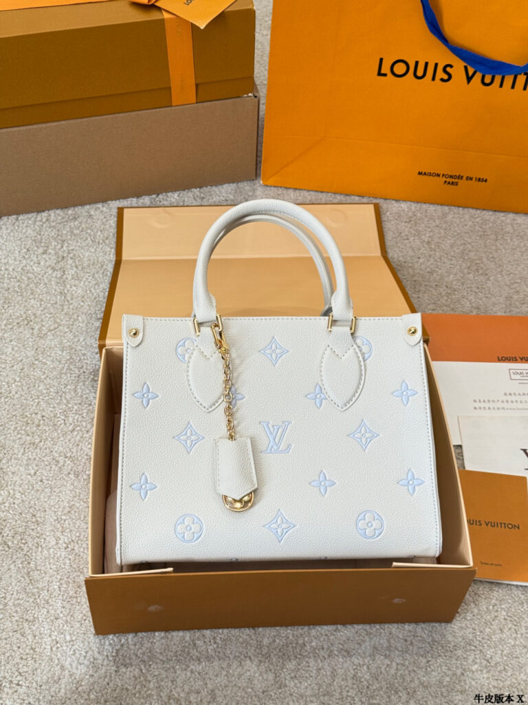 Louis Vuitton p170 Onthego VLL litton Logo Clutch 1.9 x editorial product context 3