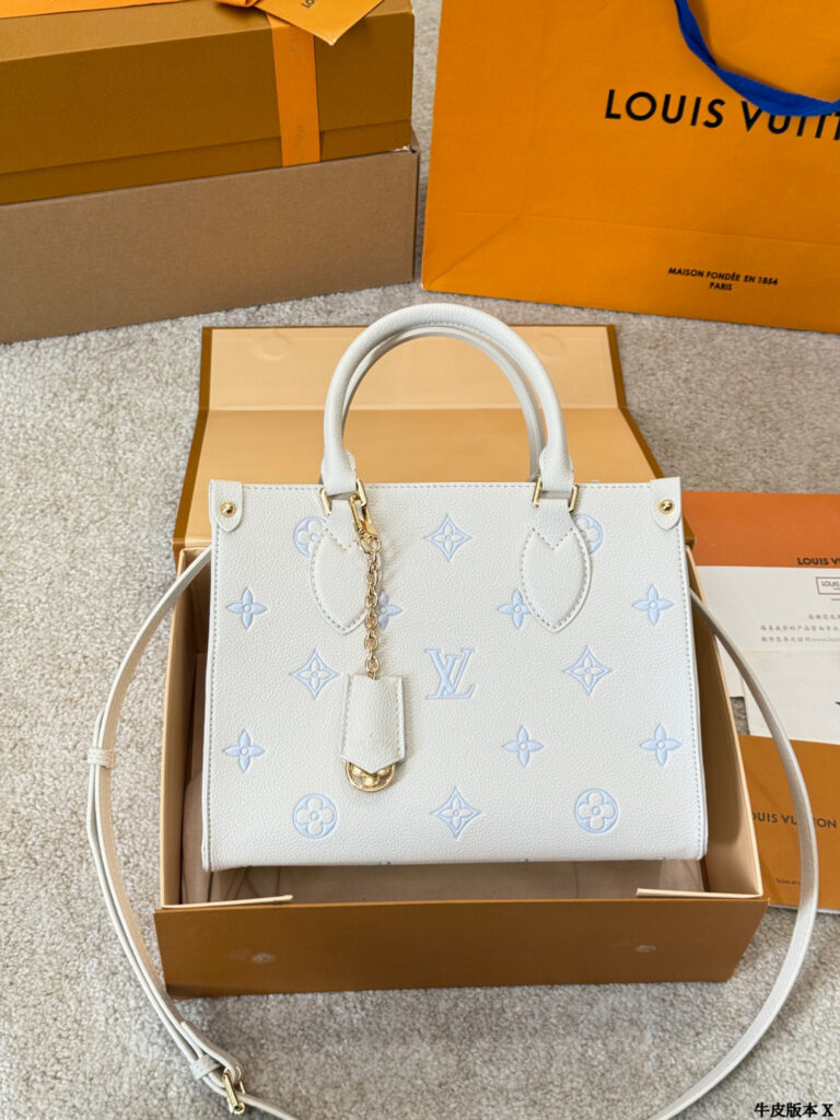 Louis Vuitton p170 Onthego VLL litton Logo Clutch 1.9 x editorial product context 2