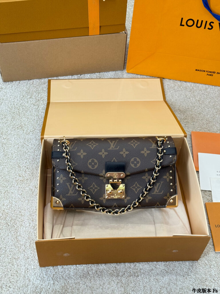Louis Vuitton p180 Trunkie Monogram lock OR x15x6cm Handbag 25 editorial product context 1