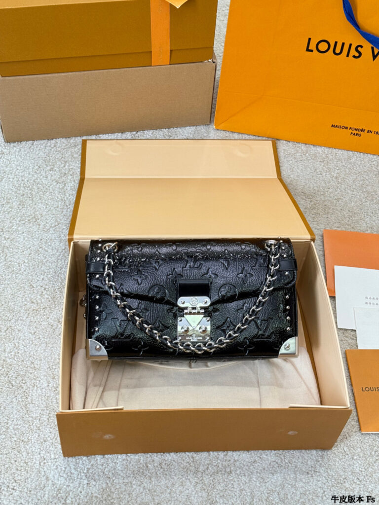 Louis Vuitton p180 Trunkie Monogram lock OR x15x6cm Clutch 1.9 editorial product context 2