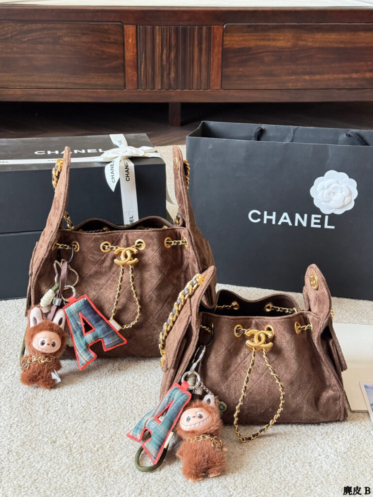 Chanel p265 hobo 25 22 Clutch 1.9 x 1.1 x editorial product context 2