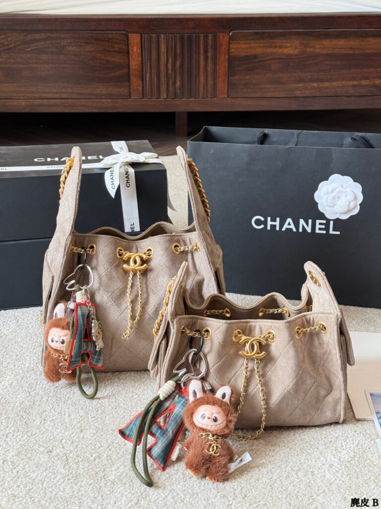 Chanel p265 hobo 25 22 Clutch 1.9 x 1.1 x editorial product context 3