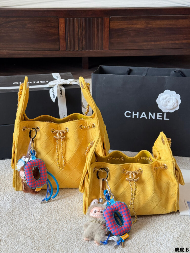 Chanel Leather Tote Bag 20 cm editorial product context 1
