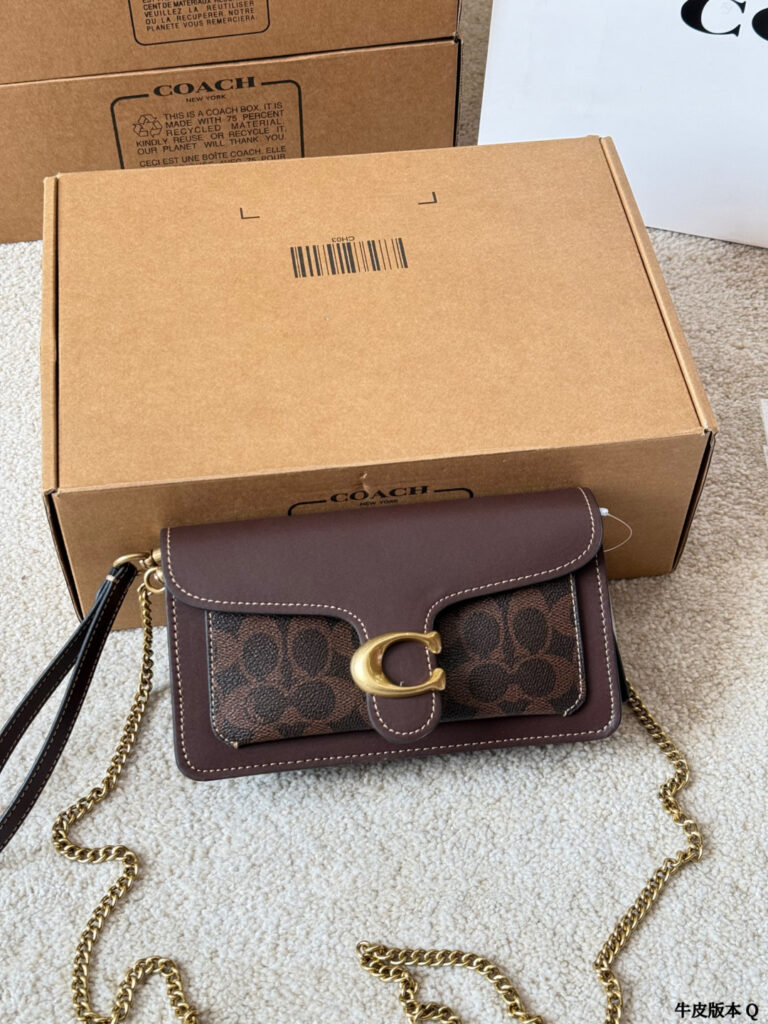 Coach Tabby Wristlet Mini Mini Leather Bag 20 cm editorial product context 3