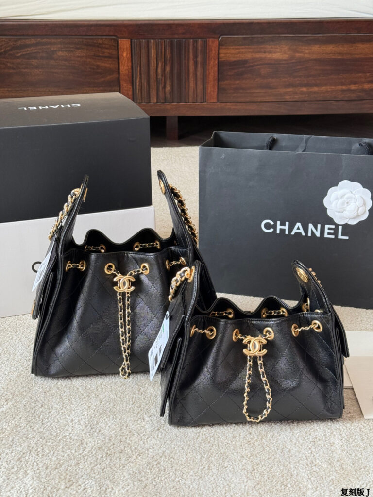 Chanel Leather Tote Bag 20 cm editorial product context 1