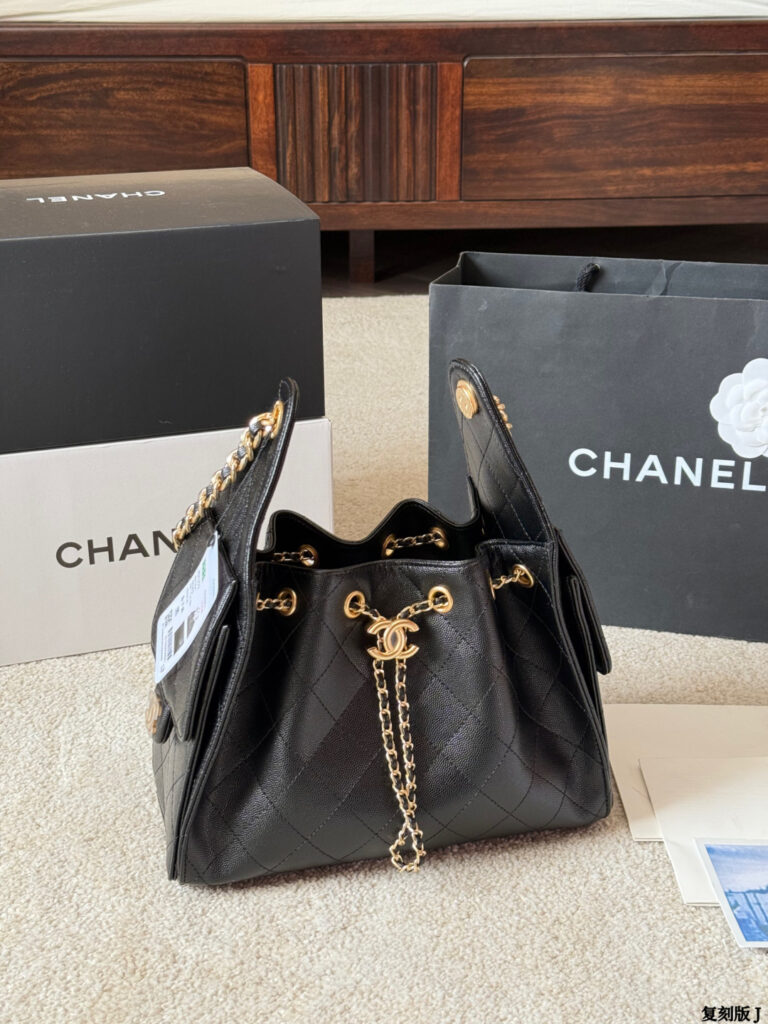 Chanel Leather Tote Bag 20 cm editorial product context 2