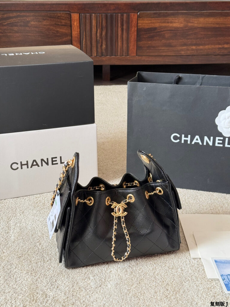 Chanel Leather Tote Bag 20 cm editorial product context 3