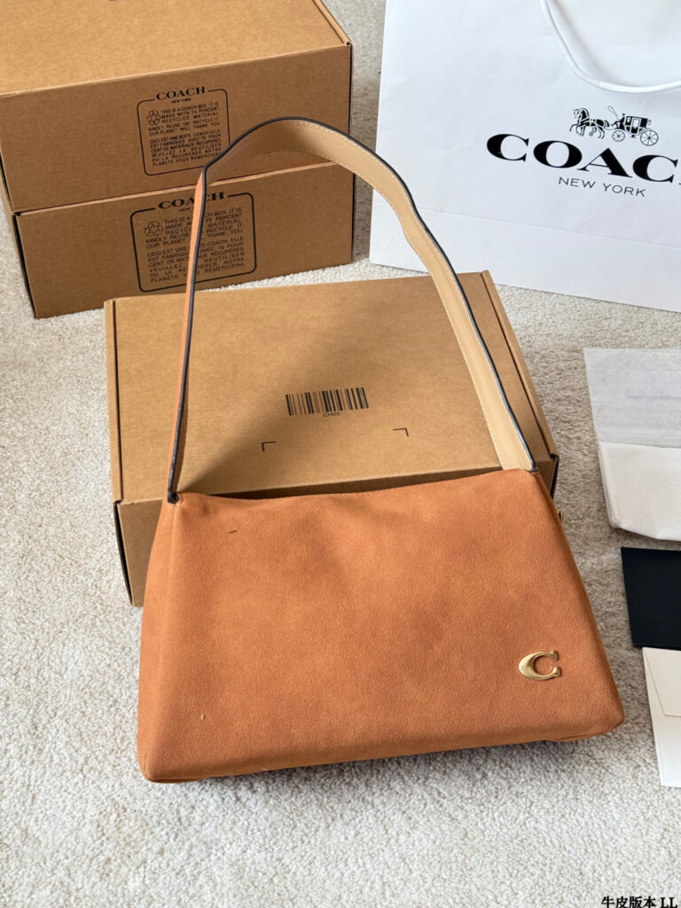 Coach Lola Leather Bag 18 x 10 cm editorial product context 1