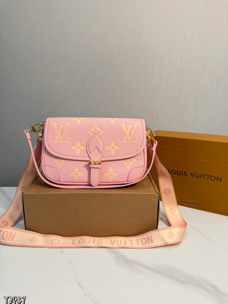 Louis Vuitton Diane Handbag 25 x 17 cm editorial product context 3