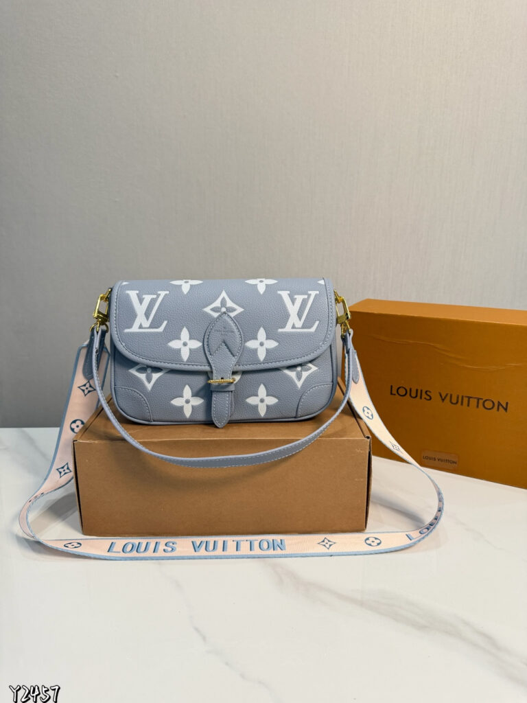 Louis Vuitton Diane Handbag 25 x 17 cm editorial product context 1