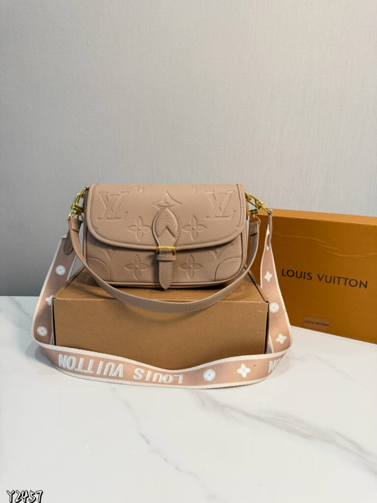 Louis Vuitton Diane Handbag 25 x 17 cm editorial product context 2