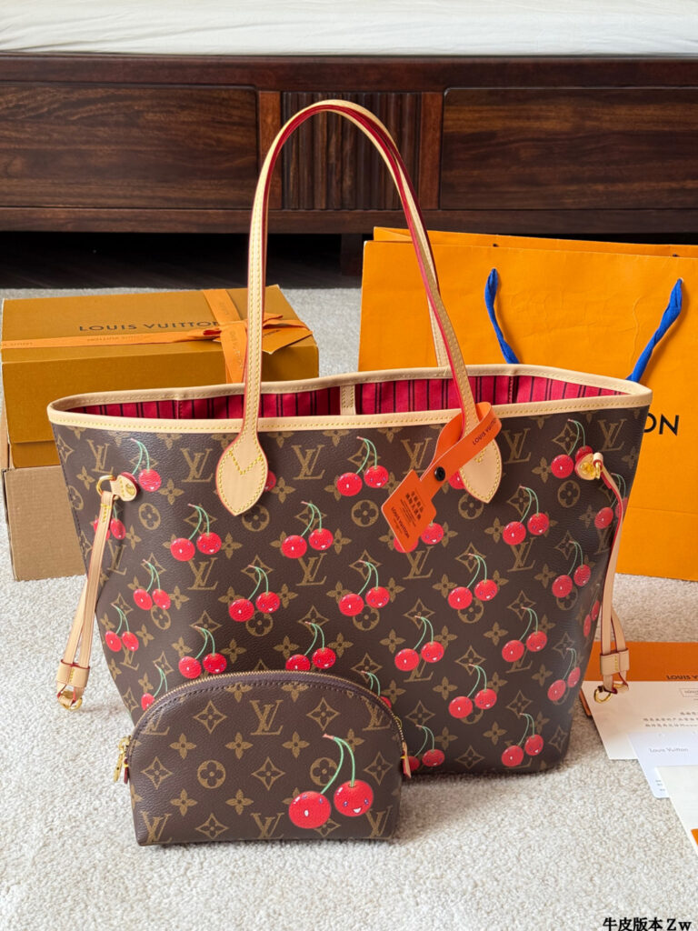 Louis Vuitton Neverfull Monogram 32 Medium Leather Handbag 28 cm editorial product context 1