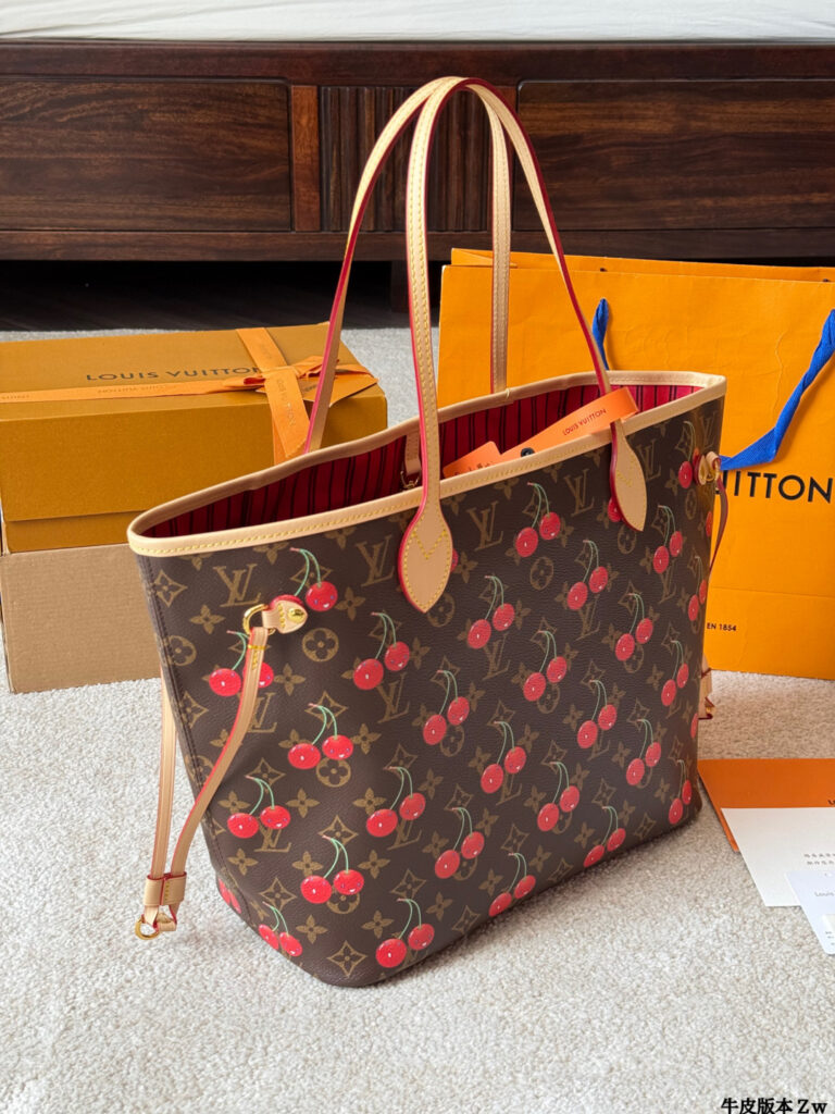 Louis Vuitton Neverfull Monogram 32 Medium Leather Handbag 28 cm editorial product context 3