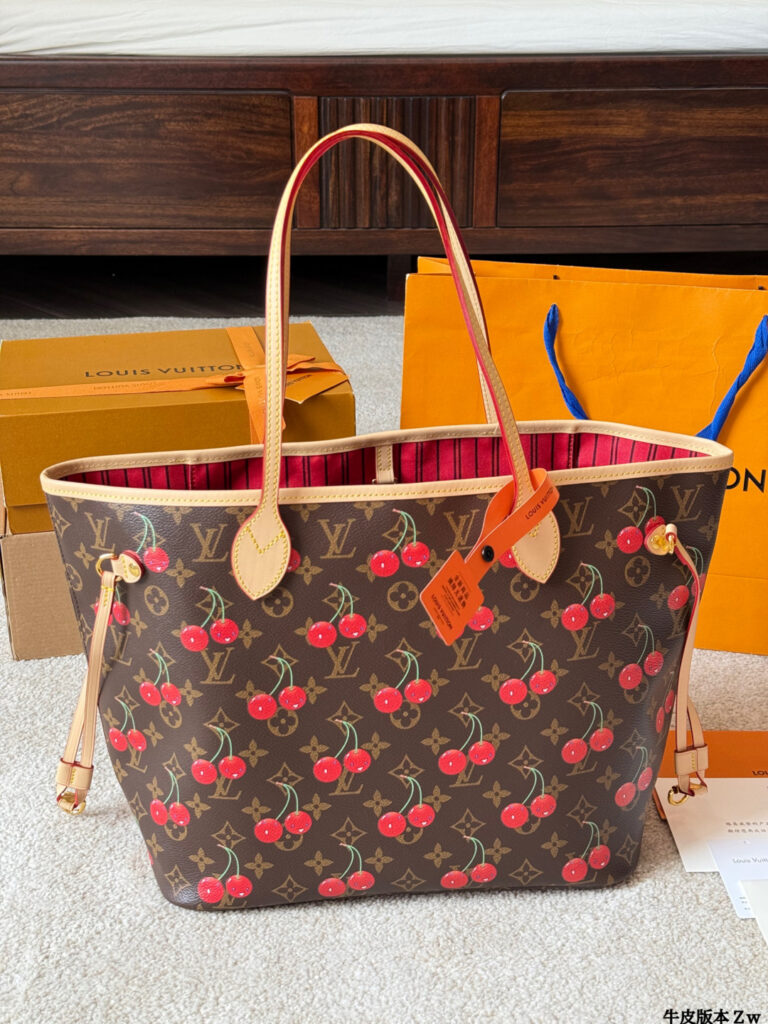 Louis Vuitton Neverfull Monogram 32 Medium Leather Handbag 28 cm editorial product context 2