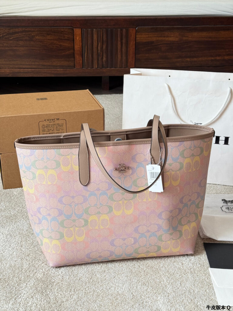 Coach City Logo Leather Tote Bag 33 x 27 cm editorial product context 2