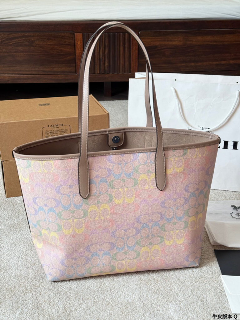 Coach City Logo Leather Tote Bag 33 x 27 cm editorial product context 3