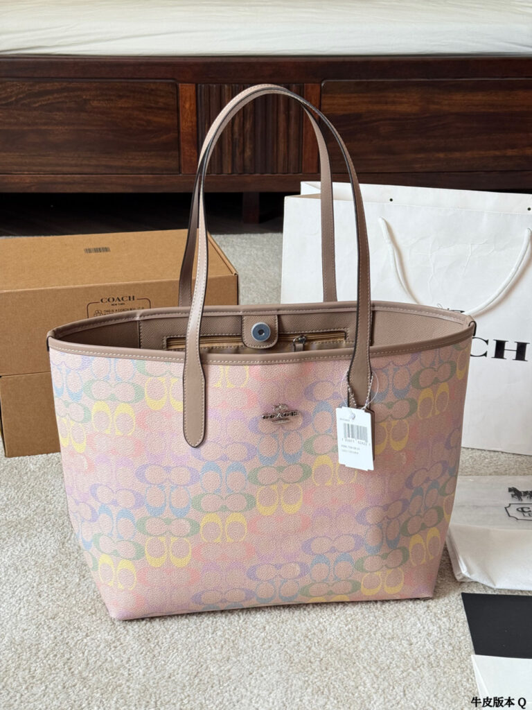 Coach City Logo Leather Tote Bag 33 x 27 cm editorial product context 1