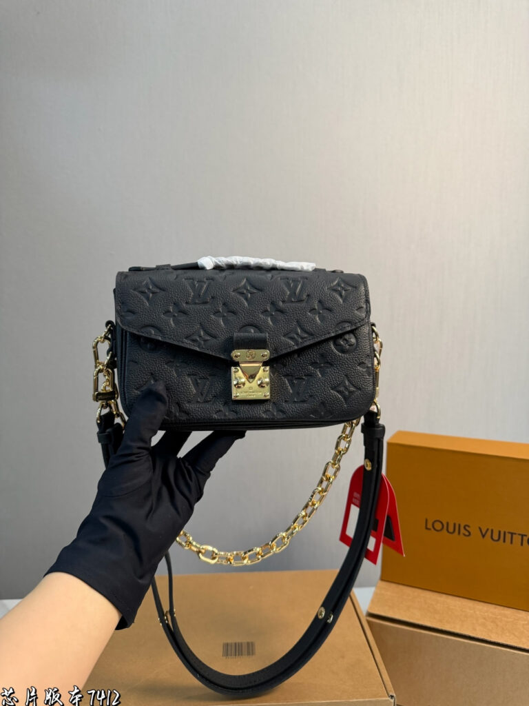 Louis Vuitton Metis Bag 21 x 4 cm editorial product context 2