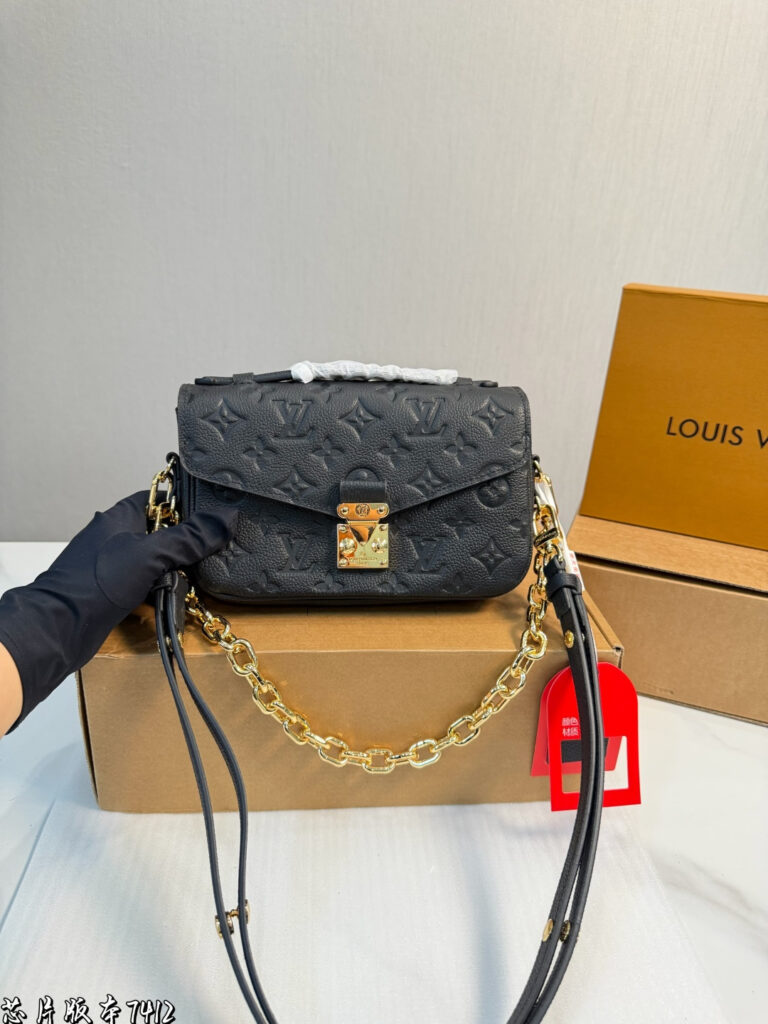 Louis Vuitton Metis Bag 21 x 4 cm editorial product context 1