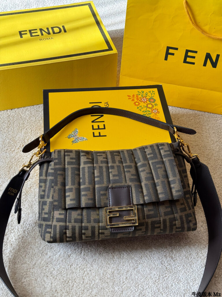 Fendi Baguette 30 White Calfskin Leather Crossbody Bag 20 cm editorial product context 1