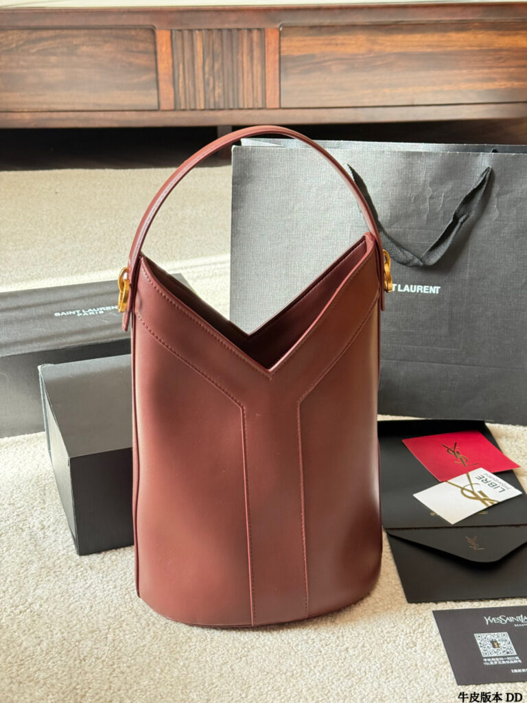 Saint Laurent 22 Leather Tote Bag 30 cm editorial product context 2