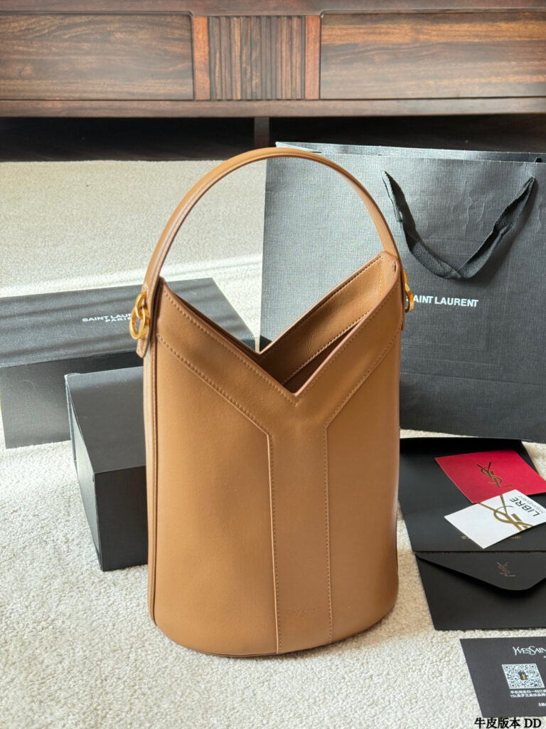 Saint Laurent 22 Leather Tote Bag 30 cm editorial product context 1