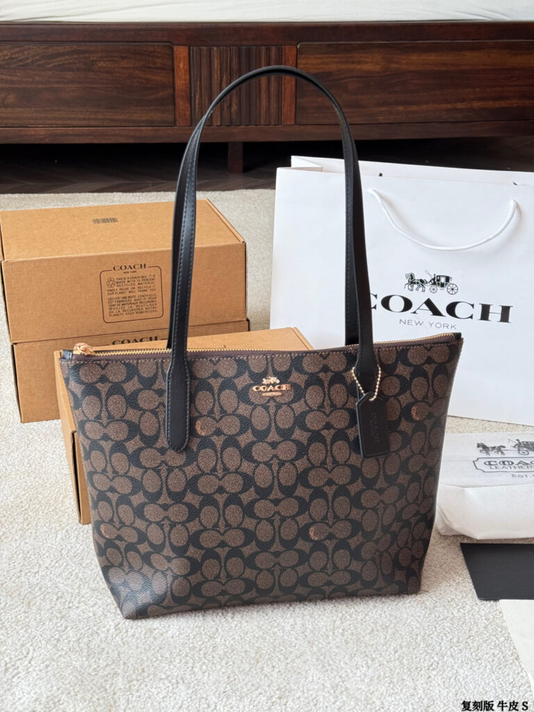 Coach City 33 Acoach White Calfskin Leather Tote Bag 27 x 13 cm editorial product context 3
