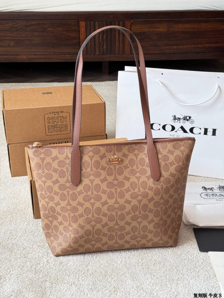 Coach City 33 Acoach White Calfskin Leather Tote Bag 27 x 13 cm editorial product context 2