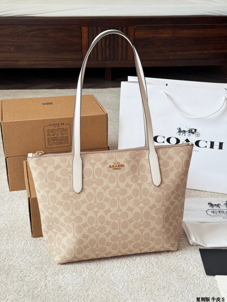 Coach City 33 Acoach White Calfskin Leather Tote Bag 27 x 13 cm editorial product context 1