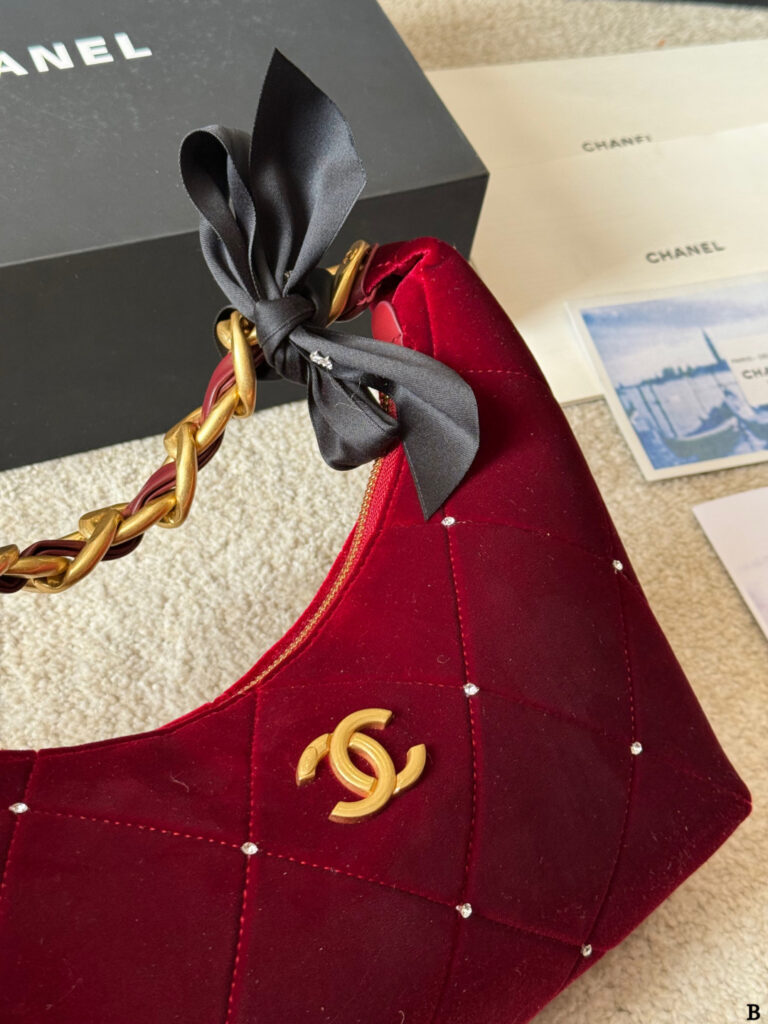 Chanel p195 Hobo CLogo x28x8cm 24 28 Bags 24 x editorial product context 3