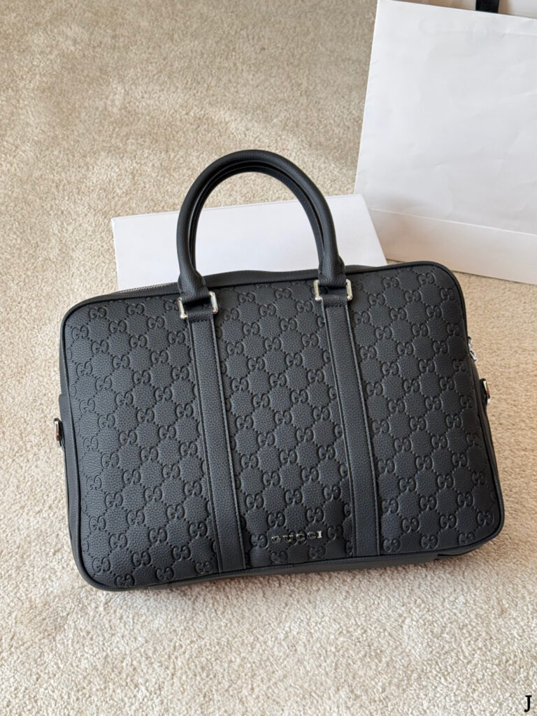 Gucci Logo 40 Leather Crossbody Bag 30 cm editorial product context 3
