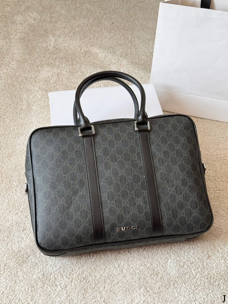 Gucci Logo 40 Leather Crossbody Bag 30 cm editorial product context 2