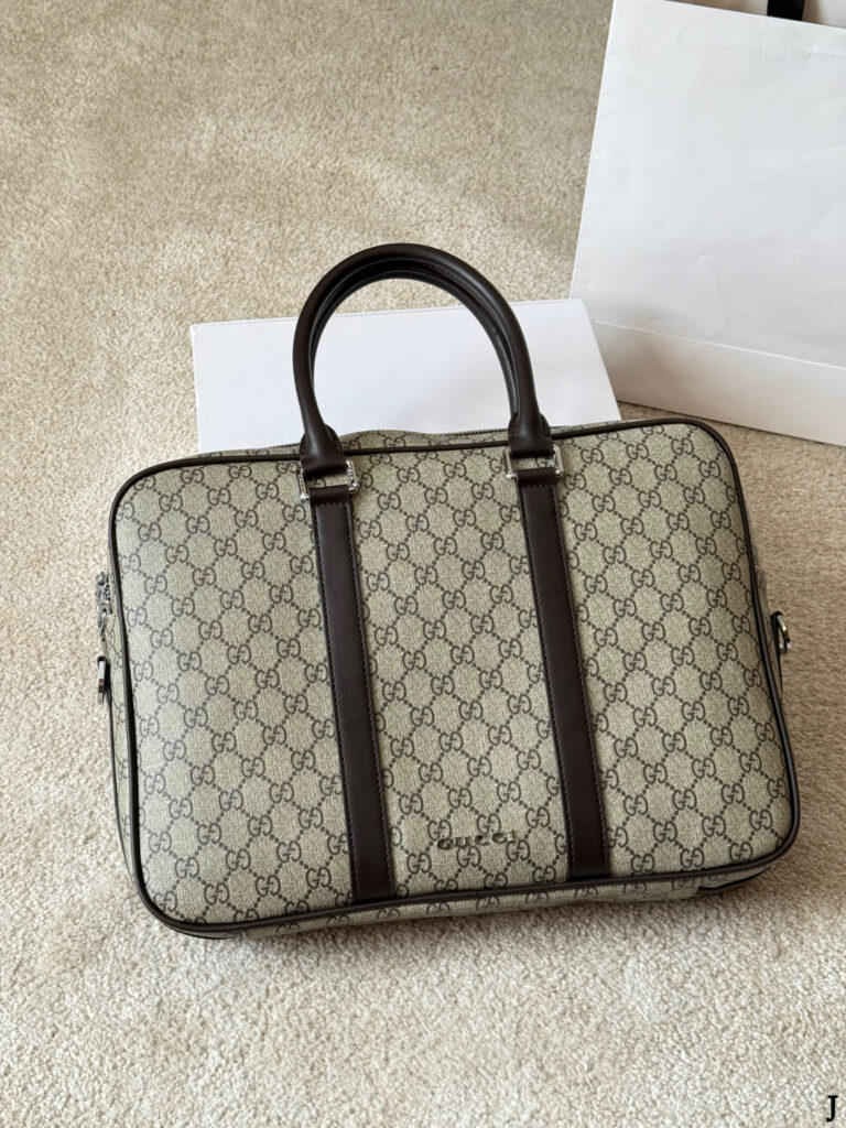 Gucci Logo 40 Leather Crossbody Bag 30 cm editorial product context 1