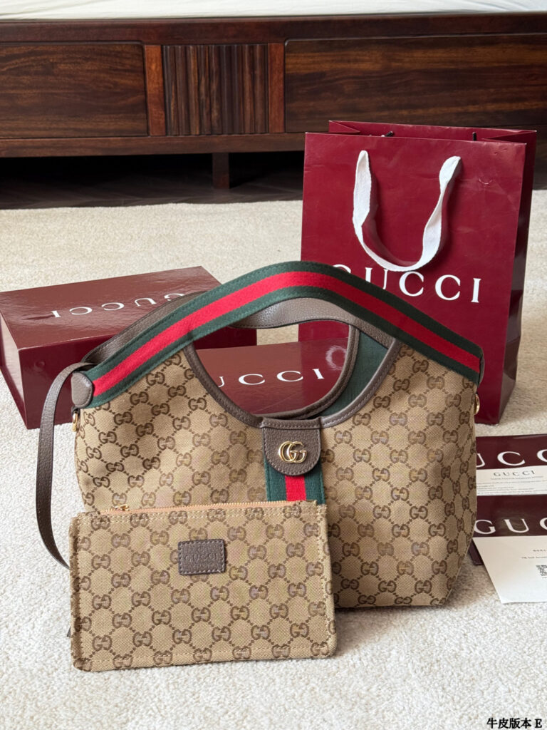 Gucci Giglio T Gucci Gg Small Red Calfskin Leather Clutch 20 x 15 cm editorial product context 1
