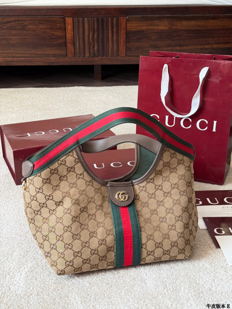 Gucci Giglio T Gucci Gg Small Red Calfskin Leather Clutch 20 x 15 cm editorial product context 2