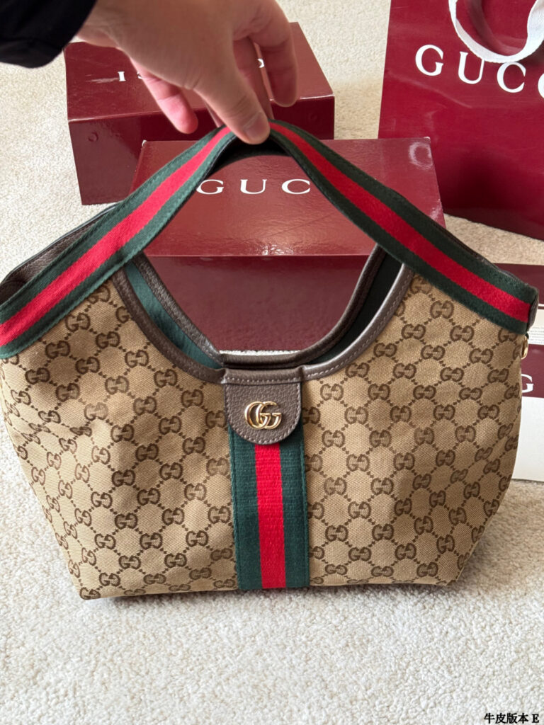 Gucci Giglio T Gucci Gg Small Red Calfskin Leather Clutch 20 x 15 cm editorial product context 3