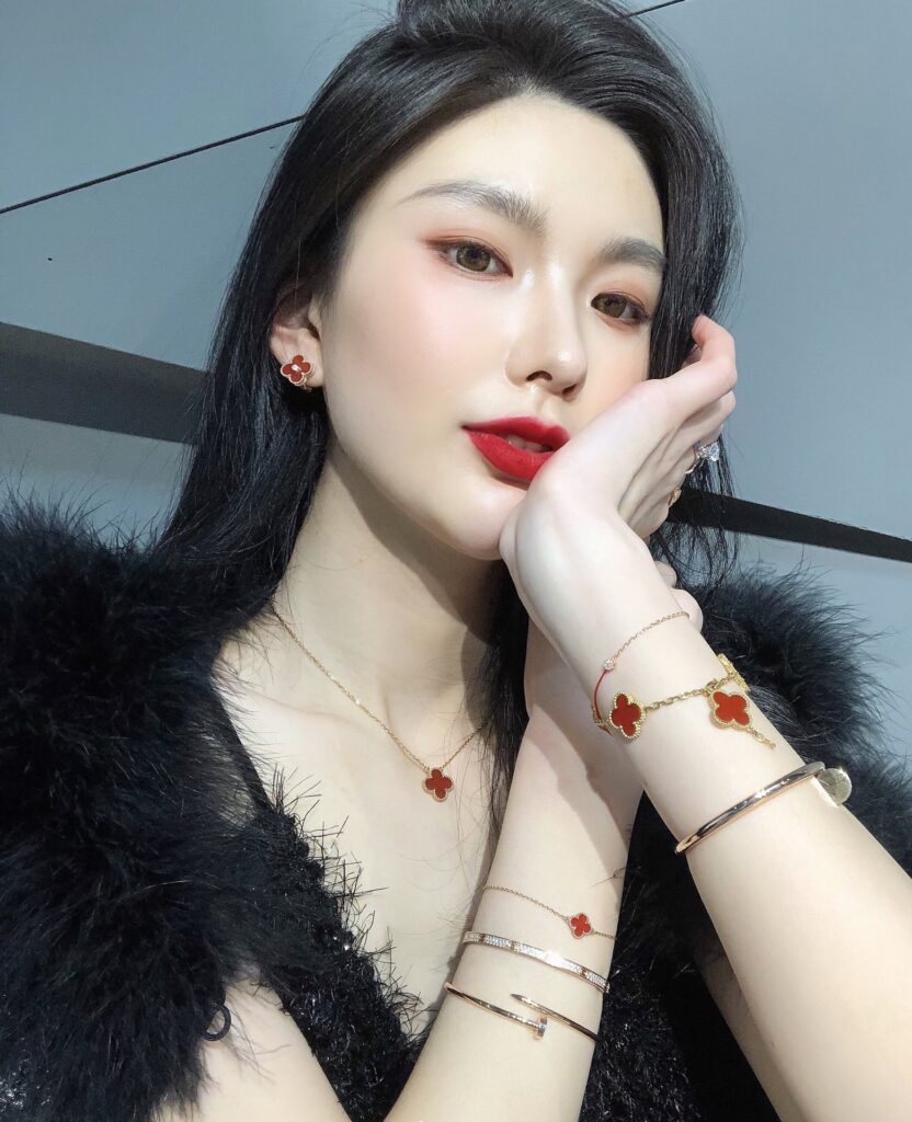 Van Cleef & Arpels Jewelry Accessories Piece editorial product context 2