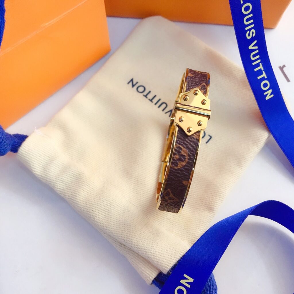 Designer S007 Ring editorial product context 1