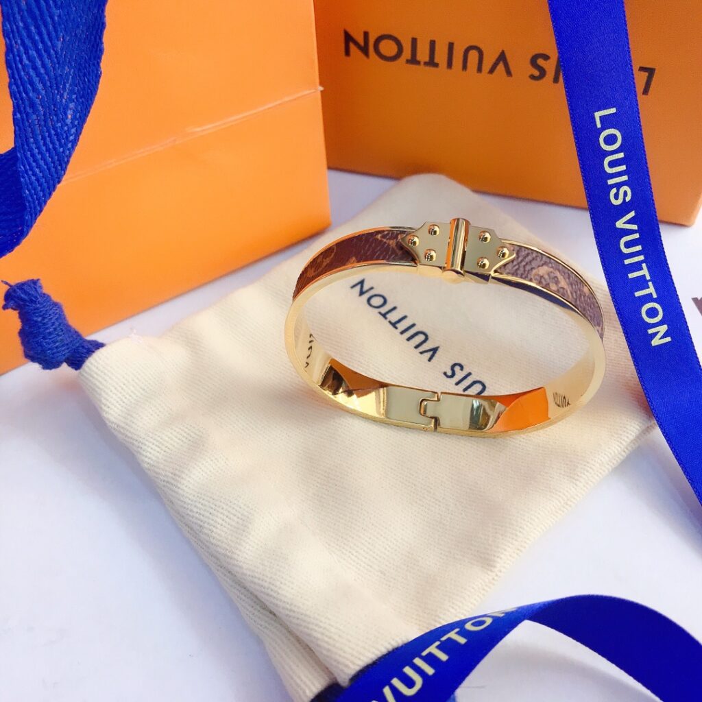 Designer S007 Ring editorial product context 3