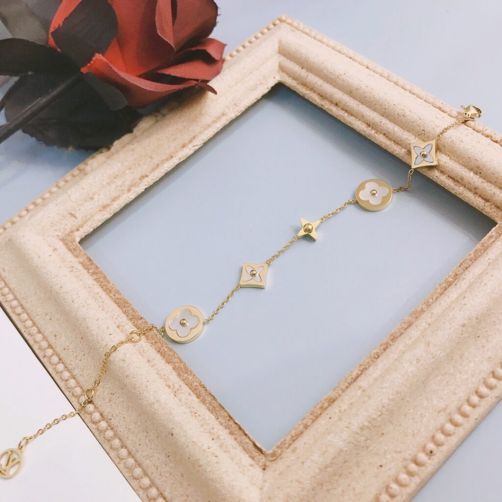 Designer L019 Ring editorial product context 2